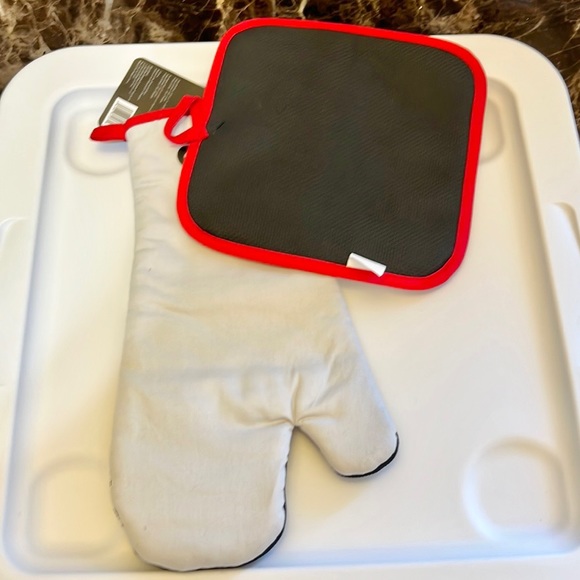 Winnie the Pooh & Piglet-Oversized Oven Mitt & Pot Holder Set-NWT - Picture 2 of 4
